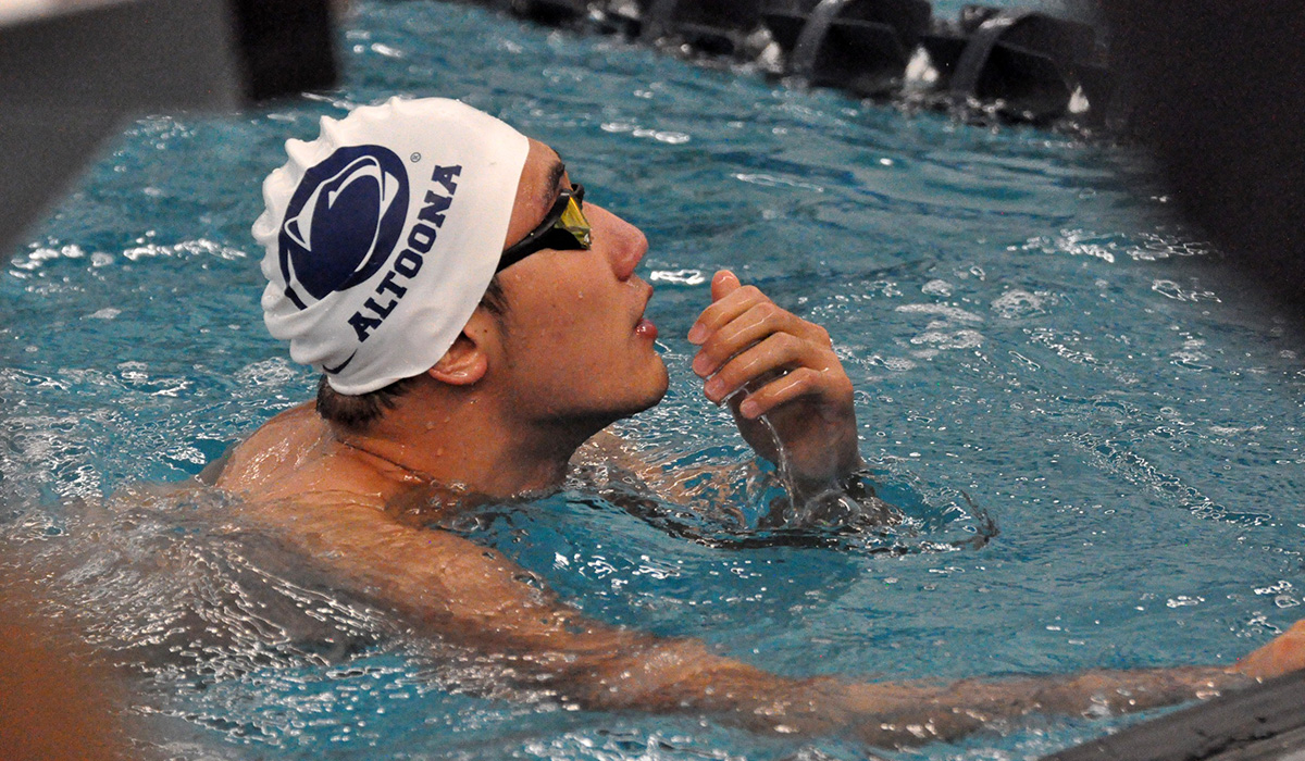 Men&rsquo;s Swimming Falls to Bearcats
